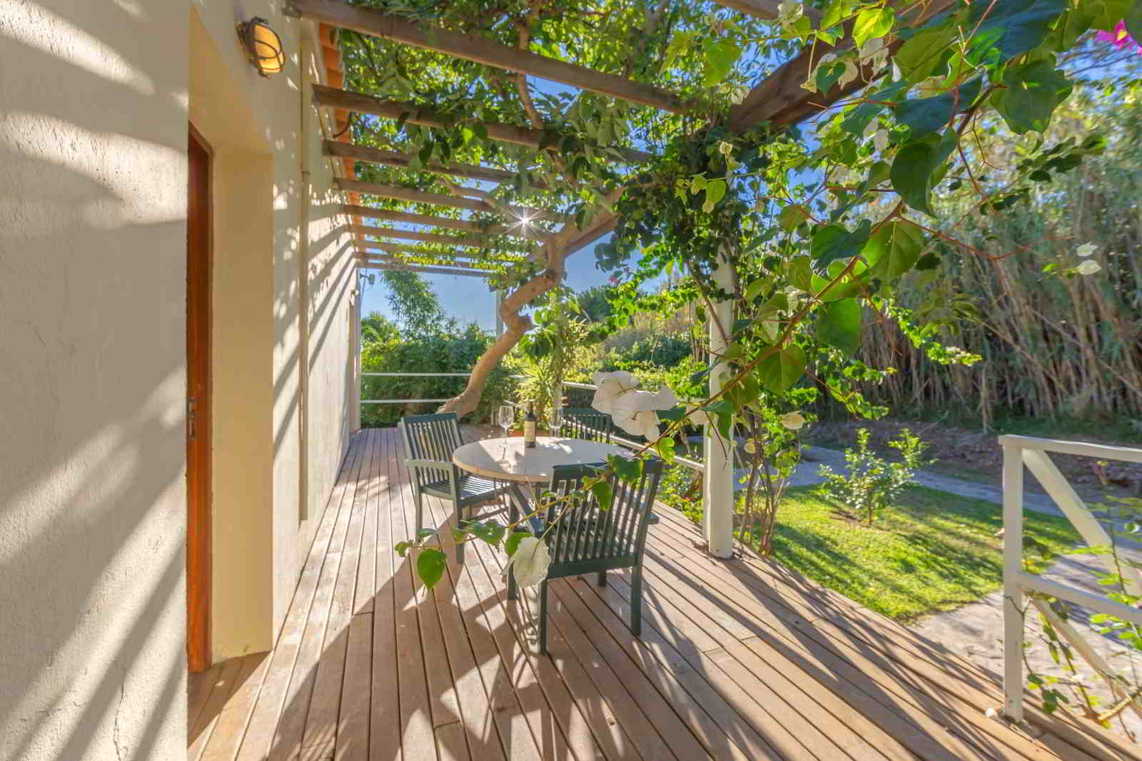mm suite terraza privada pergola mesa exterior