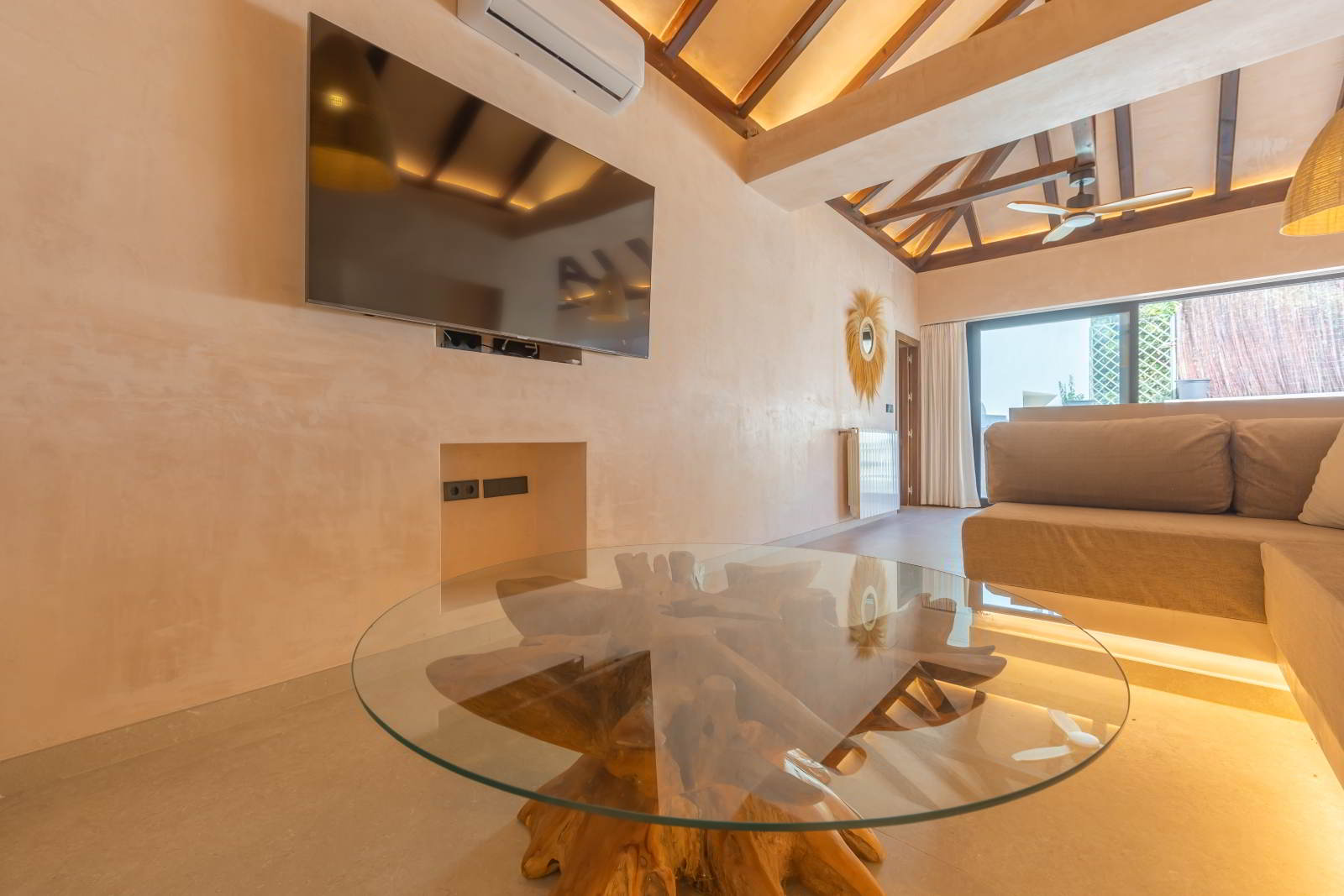 Comedor interior de La Villa del Hotel Punta Sur con techos altos, lámparas colgantes y acceso a la terraza.